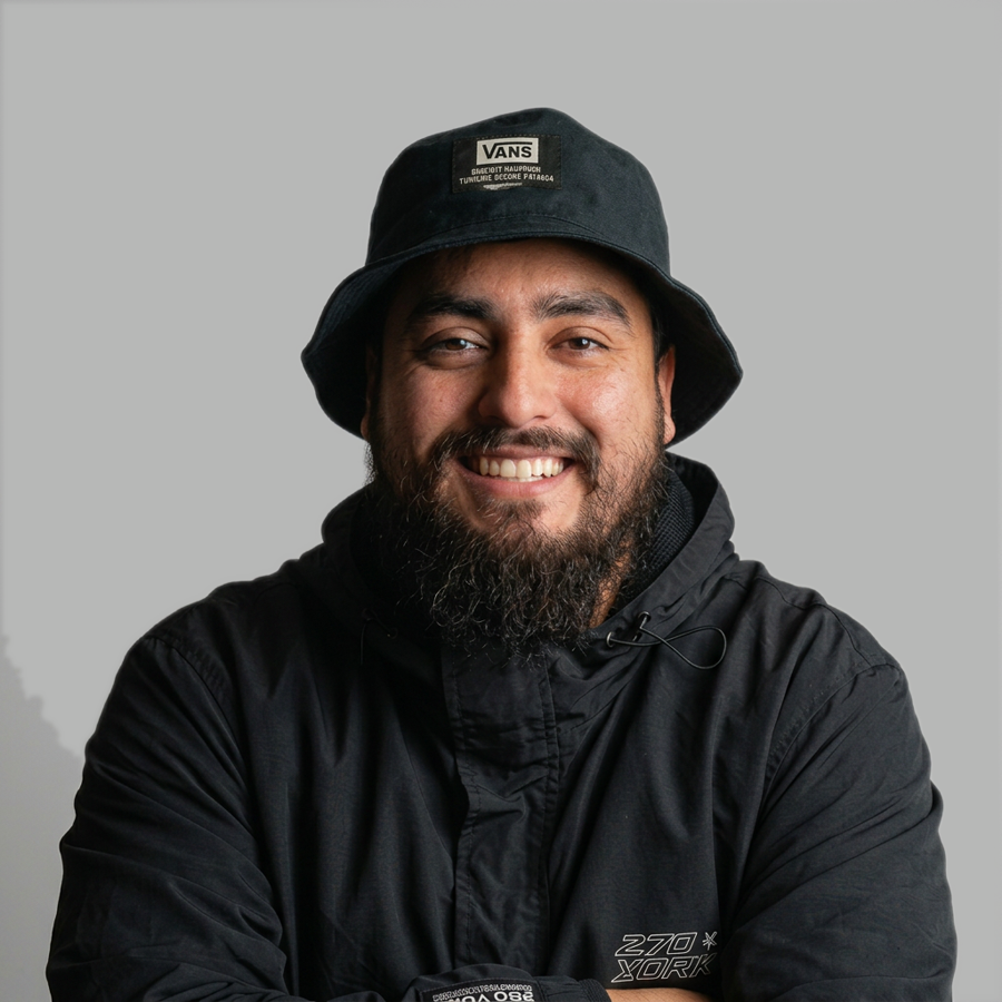 Ismael — Jefe de post-producción en DosZeis