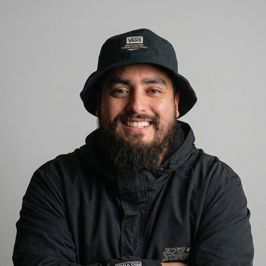 Ismael — Jefe de post-producción en DosZeis